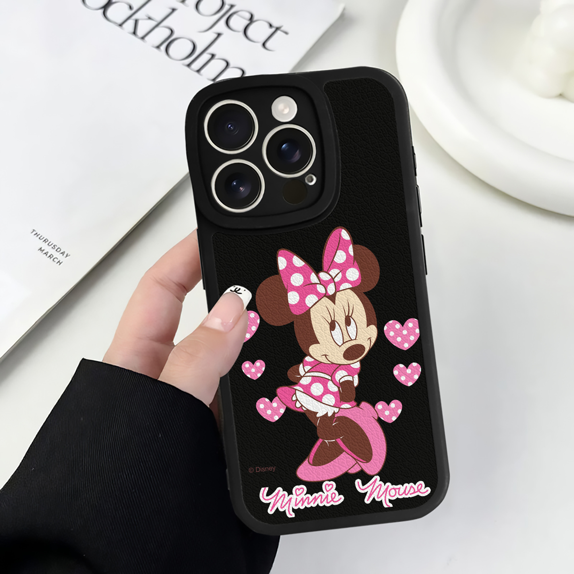 （画像用） ミッキーマウス Mickey Mouse 【iPhone 16シリーズ対応】シリコンスマホケース（レザー調） 材質：シリコン